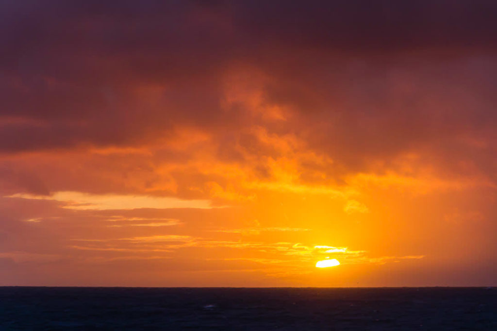 Amanecer en el Mar de Drake, vista desde el Cabo de Hornos.
