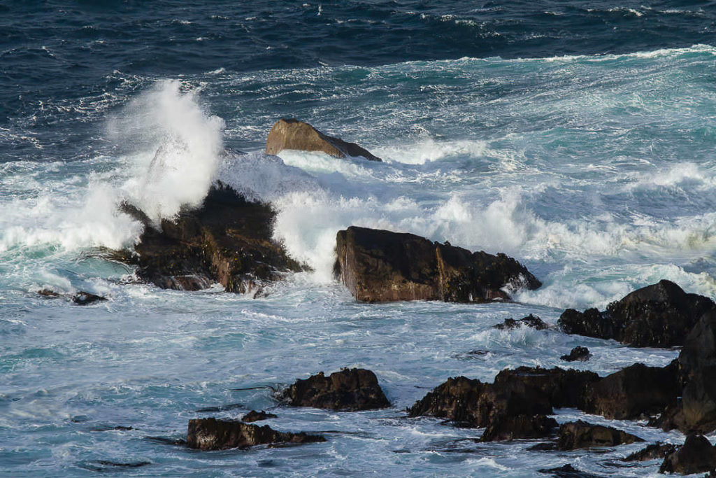 Rocas expuestas al oleaje del Mar de Drake, lado sur de la isla Hornos.